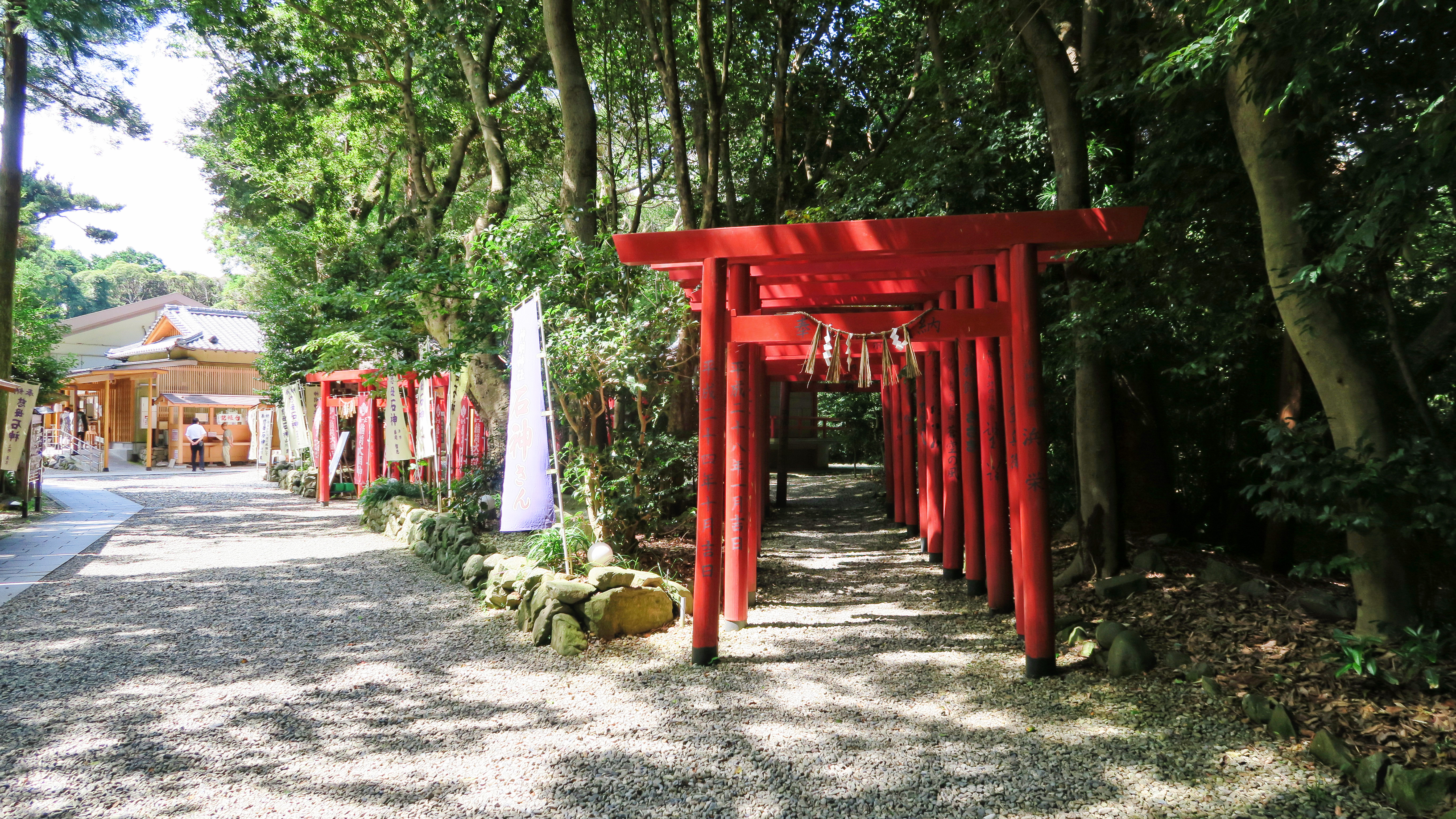 一整排朱色鳥居，這裡也有供奉稻荷神社。
