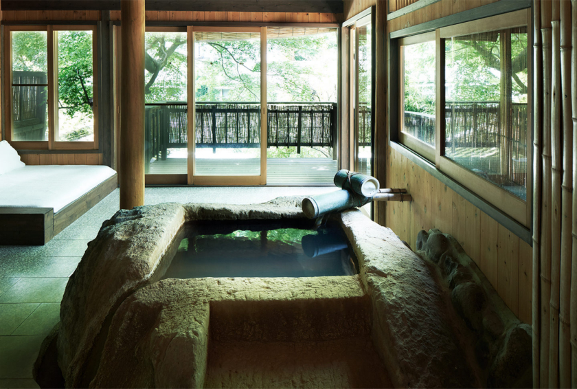 雅敘苑 位於鹿兒島三大溫泉之一妙見溫泉，碳酸氫鈉泉質可潤膚、去角質，曾獲溫泉大賞「日本第一秘湯」。