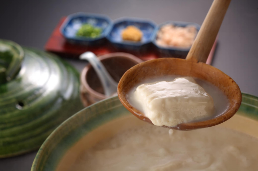 美人湯可浴可食，還創造嬉野溫泉名物─滑嫩綿軟的溫泉湯豆腐