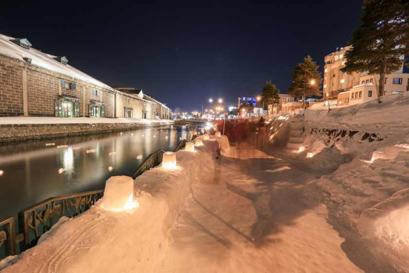 北海道 小樽運河上，燭光玻璃球交織如銀河，吐息的熱氣溫潤光暈，雪地上，鑿冰鑲花，剔透映出溫柔光色。