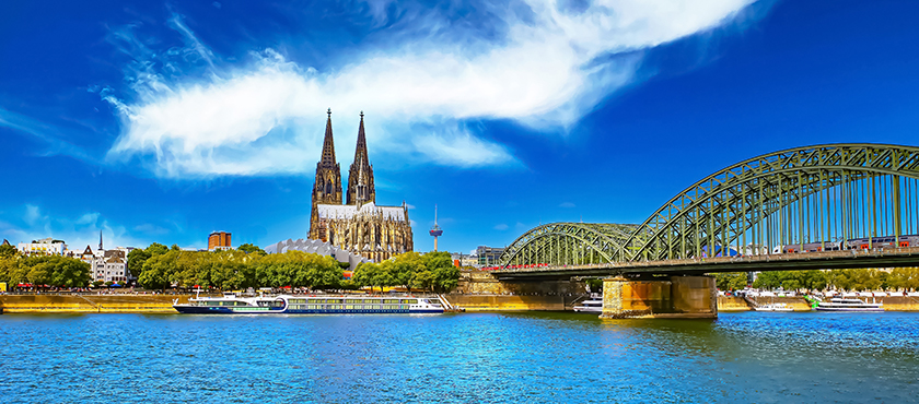 萊茵公認最美河岸，其一就是科隆。除了高聳莊嚴的哥德式教堂，科隆也是一座自帶清香的古城
