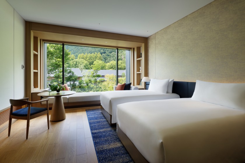 麓京都 ROKU KYOTO 客房大地色系為主調，木地板與格柵配以日本傳統手工唐紙（からかみ）為牆面框架