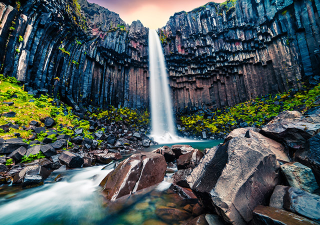 斯瓦蒂瀑布Svartifoss
