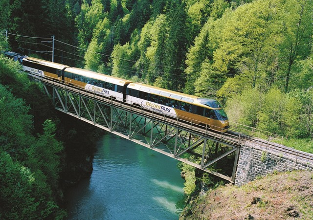 黃金景觀全景列車Golden Pass Line