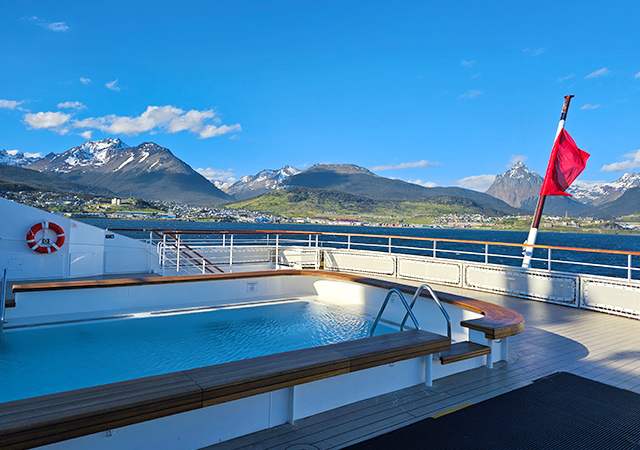 北冕號．陽光甲板與戶外泳池Sun Deck